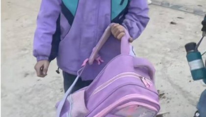 亲属回应19岁哥哥辍学打工照顾妹妹：三年里爷爷和父母相继离世