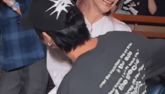 泰国女星郑乃馨演唱会中途下台抱男友大哭，热搜第一