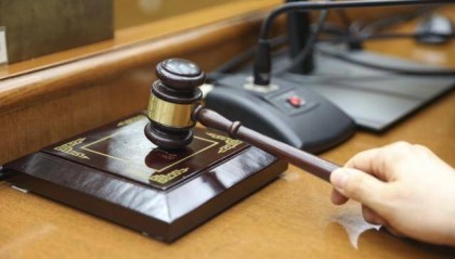 两死者均死于家中而非交通事故，定损员伙同他人骗保120余万收54万“感谢费”，法院改判了