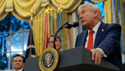 2天时间已过，中方推迟通话，特朗普口风变了：美国想帮助中国