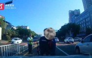 两车剐蹭后，一车主竟当交警面对车头小便泄愤