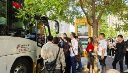 建议“公交老年卡高峰期禁用”，能解决问题吗？