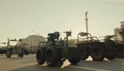 乌克兰悄悄举行人类首个全无人阅兵式！摆出99款无人装备，大幅超越俄罗斯？