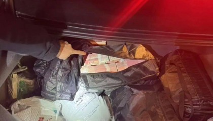 乌鲁木齐一车主550万元现金放车上，车门还没锁......