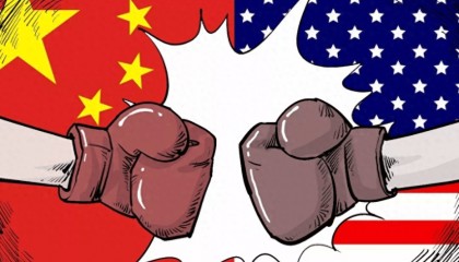 金融战再升级,冻结人民币付款,32国站队美方,中国狂抛美资产