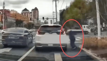 老人一路小跑追车，与车接触后倒地，疑似碰瓷，后车行车记录仪拍下全程......