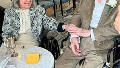 100岁的他娶了102岁的她，创“年龄最大新婚夫妇”新纪录，两人于养老院相识，交往9年后结婚