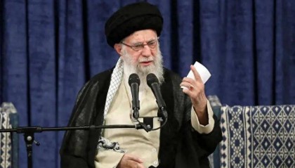 伊朗内部分歧加剧，哈梅内伊高声反美，佩泽希齐扬紧握橄榄枝，外交僵局何时能破？