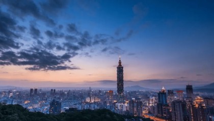 解放军彻底动真格了，90艘军舰一字排开，谁敢动下试试！