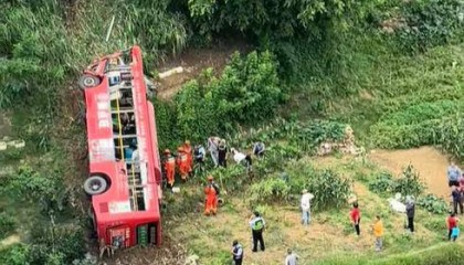 广西梧州市一公交车坠桥，救援正在进行，车身严重受损，伤亡情况暂不明