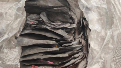 现金被烧面目全非，银行用心兑换近万元人民币