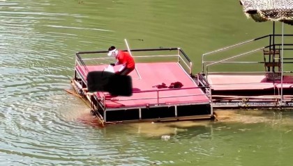 湖北宜昌一景区蹦极绳疑断开游客坠入水中，目击者称看到水里有血迹，当地：无生命危险