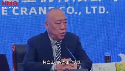 河南一员工嫌弃母亲丢人不让其参加婚礼，被“最爱发钱的老板”当场辞退：不孝之人，企业不养