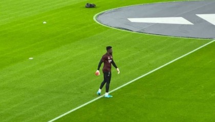 记者：奥纳纳没有进入曼联大名单，但赛前在和球队一起热身