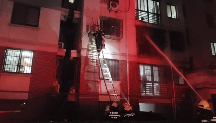 扬州一小区突发火灾 祖孙二人被锁死逃生路