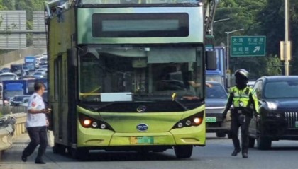 深圳一辆双层巴士高架桥下遭“剃头”,玻璃碎片散落一地,多方回应