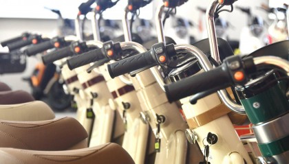 “小电驴”新国标落地72小时:多车厂停工切换,有老牌注塑厂称正停产等订单