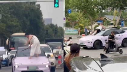 女子持械当街打砸多辆轿车,官方通报:系精神病发作,家属愿意承担赔偿