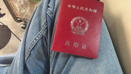 她晒离婚证，明确表示已离异