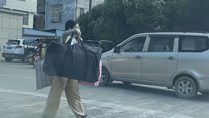 广西一女生高考结束后独自挑行李回家感动全网，学校：她很朴实，老师们评价都很高