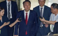 尹锡悦再次缺席内乱案庭审 律师称其虚弱到“连楼梯都爬不动”