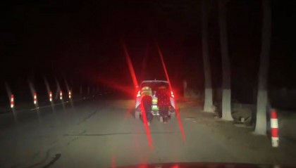 深夜零度以下，武汉一电动车因电量耗尽停滞路中，交警：人力推车三公里