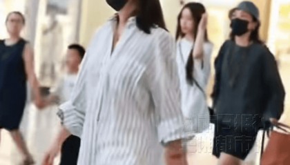 赵薇15岁女儿小四月近照曝光：个子高挑气质好，笑起来很像爸爸