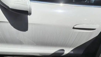 128万的保时捷送修，被长期停放室外，温州一女车主要求赔偿20万