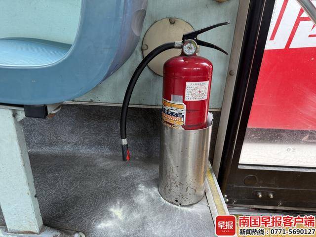 咋回事？南宁一公交车行驶中突然停车，乘客们纷纷为他鼓掌