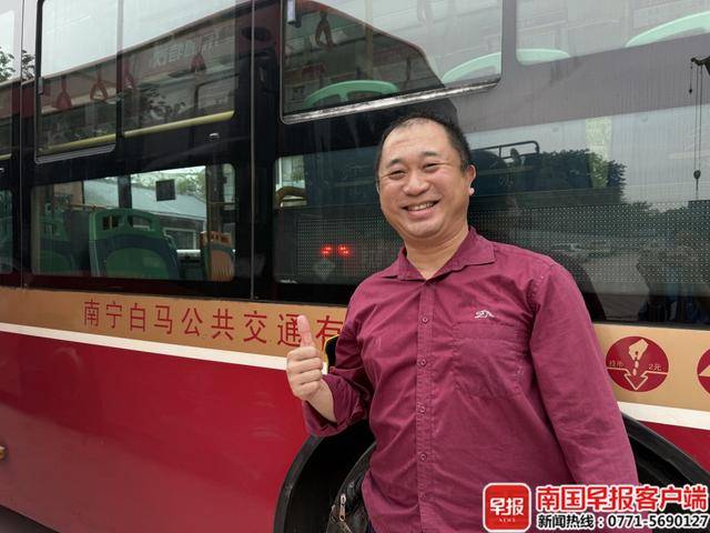 咋回事？南宁一公交车行驶中突然停车，乘客们纷纷为他鼓掌