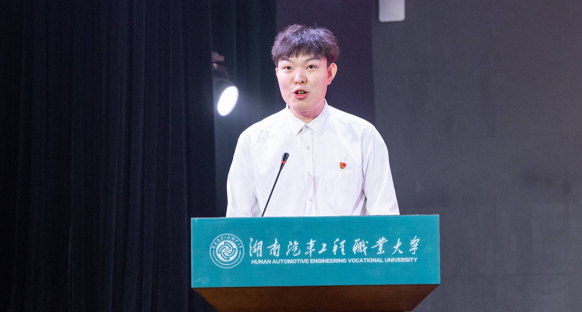 湖南汽车工程职业大学6137名毕业生奔赴星辰大海