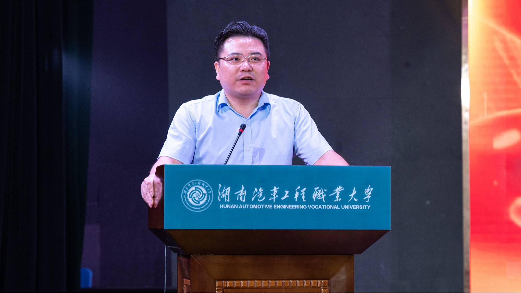 湖南汽车工程职业大学6137名毕业生奔赴星辰大海
