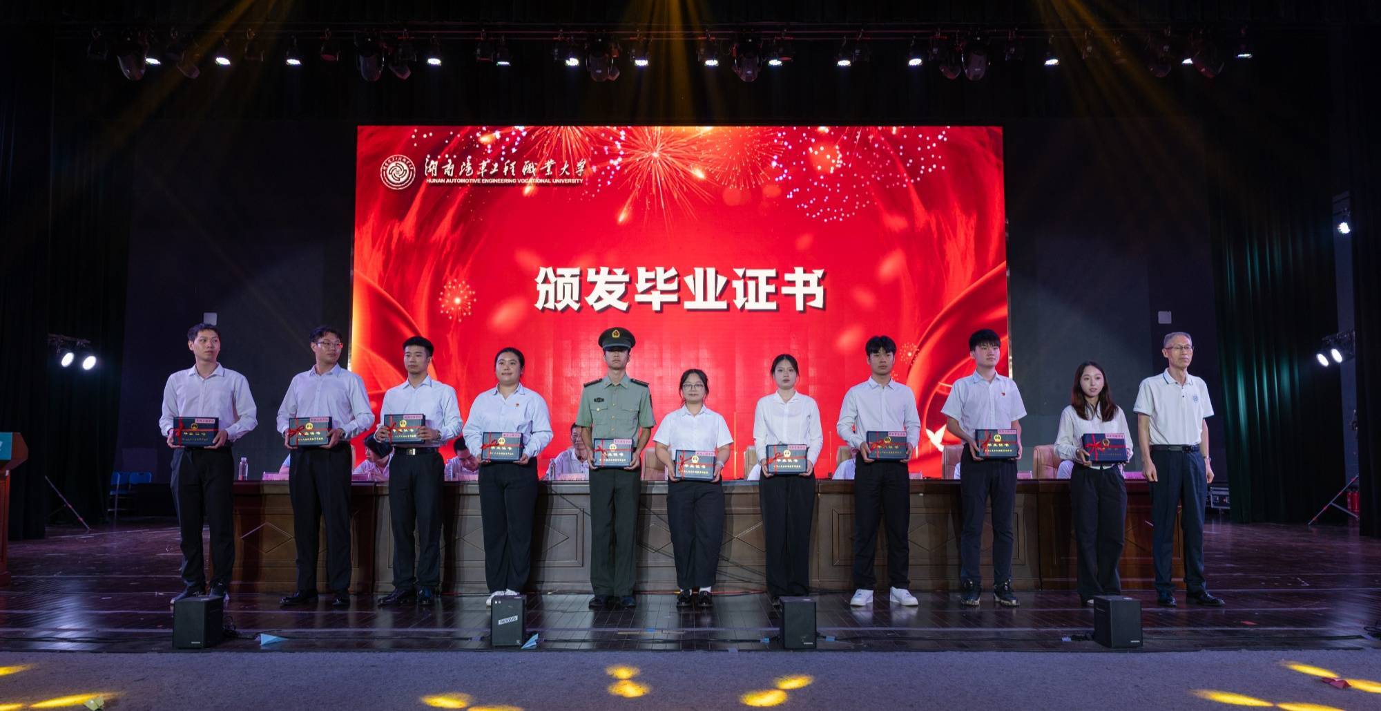 湖南汽车工程职业大学6137名毕业生奔赴星辰大海