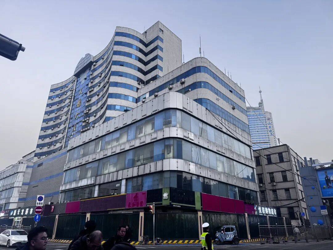 最新！济南天龙大厦，开始拆了