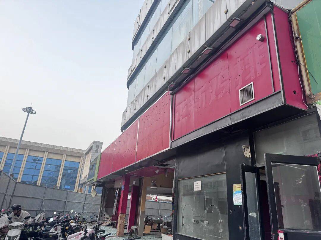 最新！济南天龙大厦，开始拆了