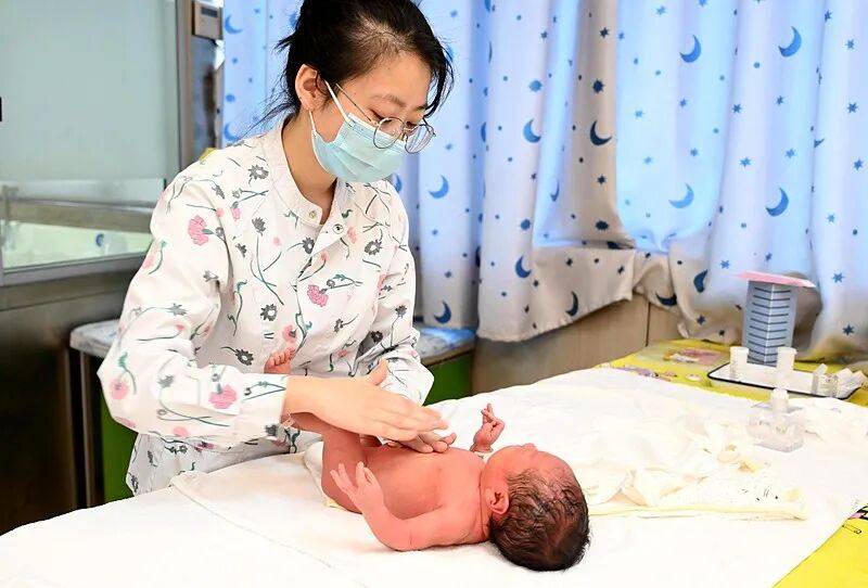 31省份人口出生率公布：谁最高？谁垫底？