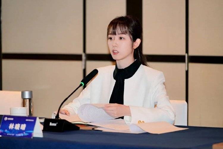 “95后”女商人林晓晴连任成都路桥董事长,去年薪酬92万元