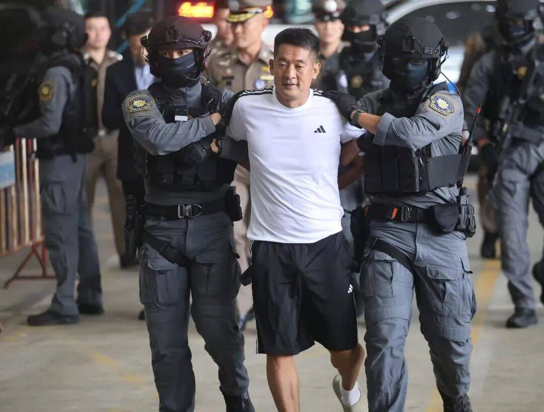 跨境网赌头目佘智江(湖南出生,后获柬埔寨国籍),被引渡回中国