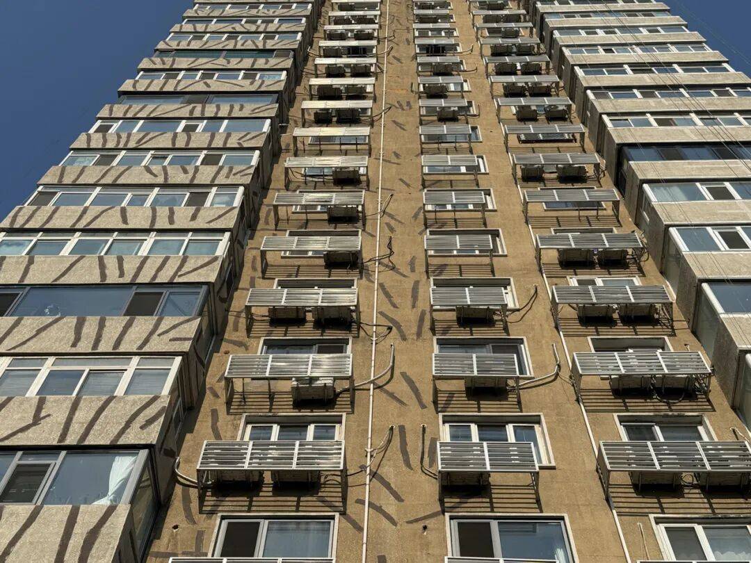 四环边这栋“补丁大楼”挺吓人,物业:明年改造丨有事儿@新京报