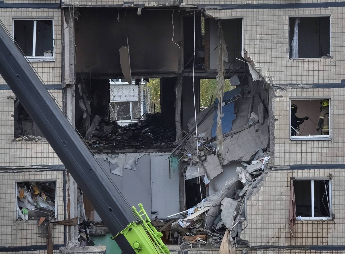 17万俄军压境红军城,乌军白天在地下阵地保存实力,夜晚与俄军巷战,泽连斯基遭重创