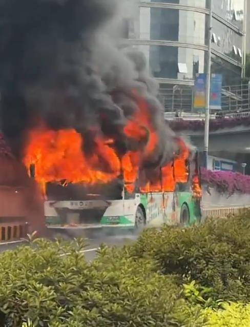 佛山一公交车街头起大火,当地:非营运状态的故障车自燃,无人员伤亡