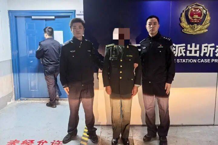 男子身着“上将军装”，声称“身份保密”，警方：何某某编造军人身份被拘留，“为在新女友面前塑造良好形象”