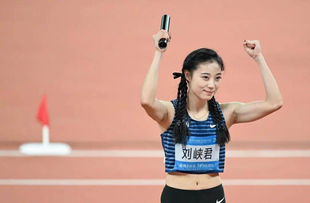 “夺冠能偷偷亲你一下不?”十五运会上,这对田径CP的赛场之吻甜上热搜!