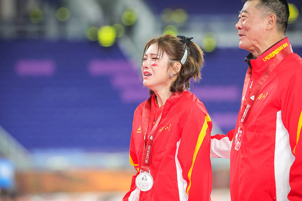 吴艳妮摘银颁奖台上仰面爆哭，她向粉丝和家人鞠躬，“给自己打0分，对不起你们”