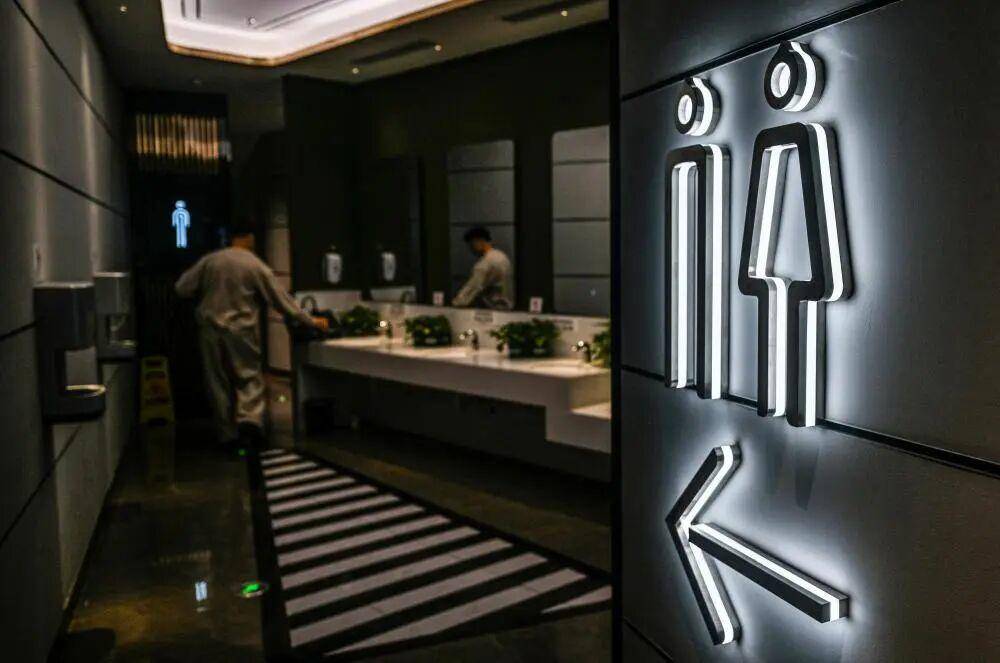 “我只想上个厕所，别考我了行不行！”