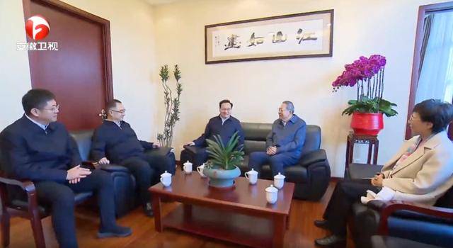 梁言顺、王清宪，看望正省级老同志