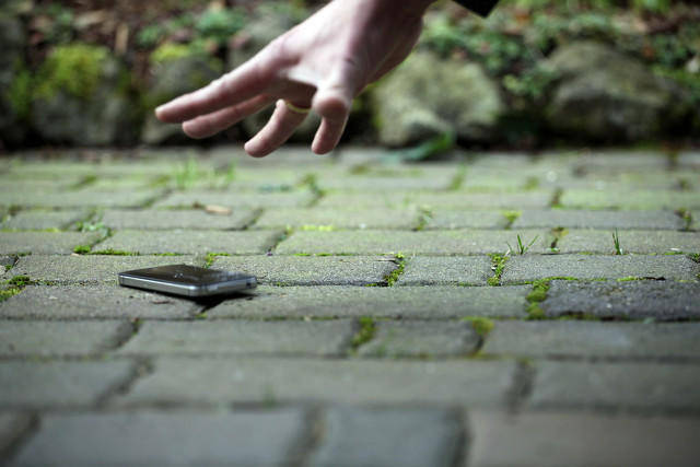手机被两名同学偷走卖掉，初三男生从学校宿舍5楼跳楼身亡，家属索赔60万！判了