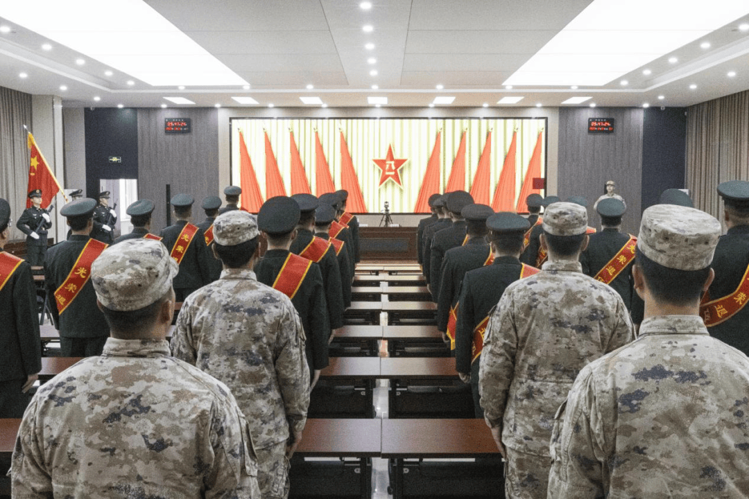 向军旗告别！中部战区部队隆重举行冬季士兵退役仪式