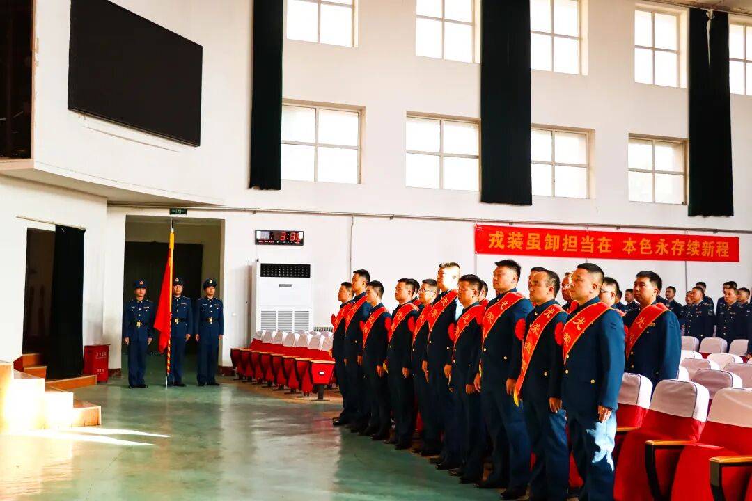 向军旗告别！中部战区部队隆重举行冬季士兵退役仪式