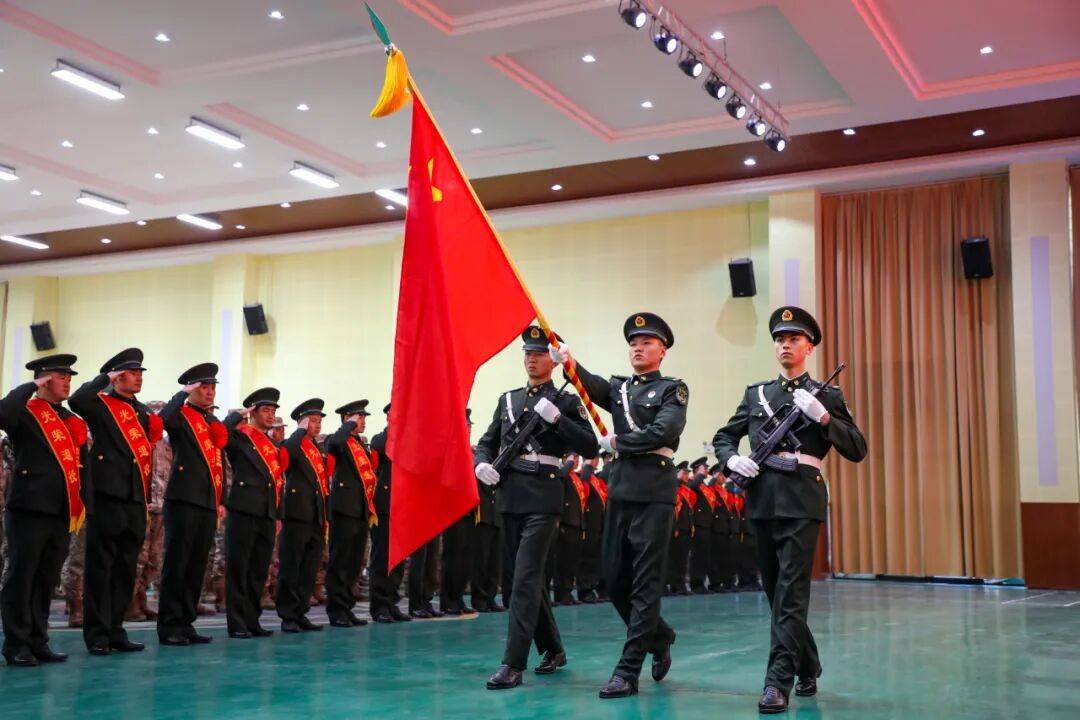 向军旗告别！中部战区部队隆重举行冬季士兵退役仪式